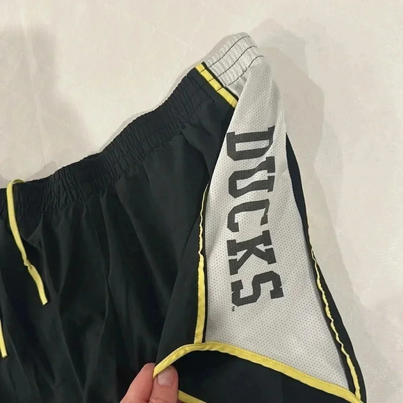 Nike University of Oregon Ducks women’s running shorts‎ lined large - Picture 2 of 4